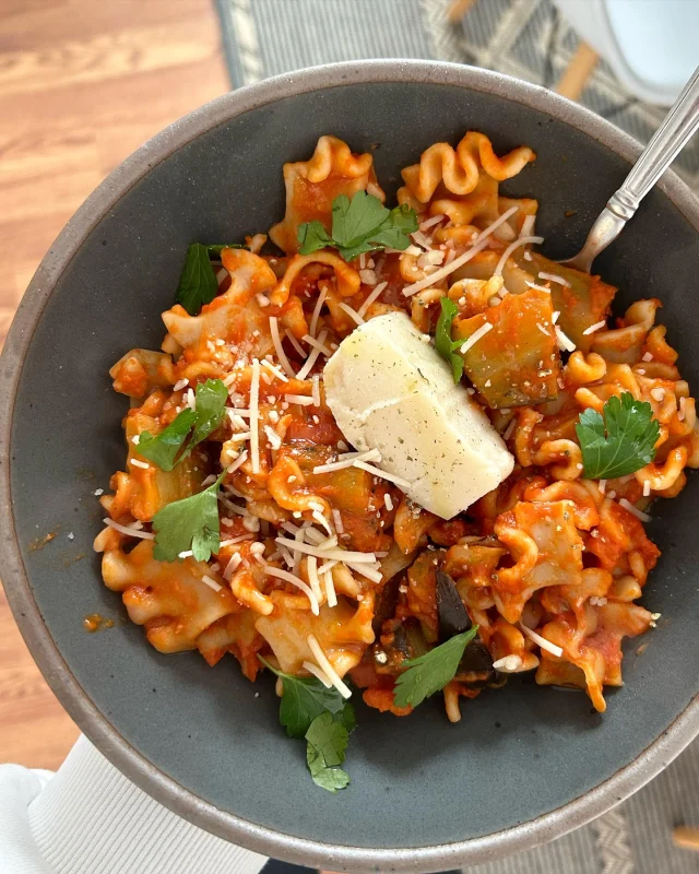 I have been making a lot of pasta lately, and show no signs of stopping.

This delightful dish is Pasta alla Norma 🍝🍆 from @sepps #CookingwithNonnaCookbook. Topped with @miyokoscreamery #vegan mozz, it’s italian comfort food at its finest.

#meatfreecookbookery #veganitalian #veganpasta #pasta #italianfood #cookbooklover #whatveganseat #pastaallanorma