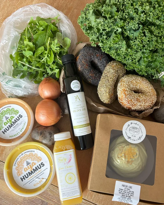 Saturday @hastingsfarmersmarket goodies! 

🌞 @fairyjuicebar 
💛 @ayahummus 
🍰 @charlotteshomekitchen 
🥬 @titusville.farm 
🫒@agape_premium 
🥯 @doughcobagels 

#hastingsonhudson #farmersmarket #plantbased #vegan #foodhaul #hastingsfarmersmarket